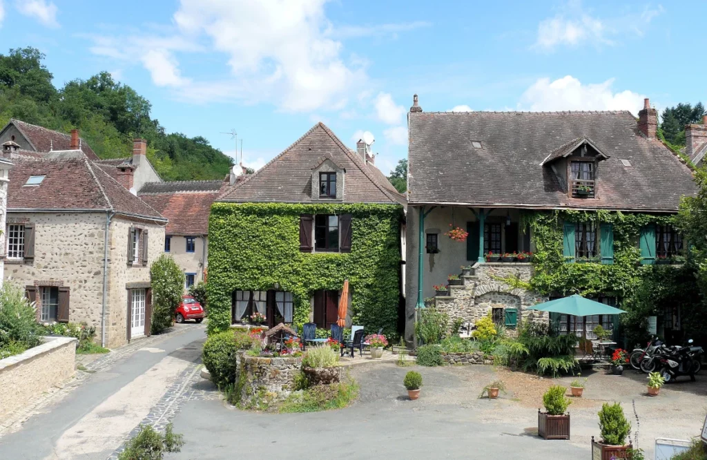 La place devant le château à Gargilesse Dampierre