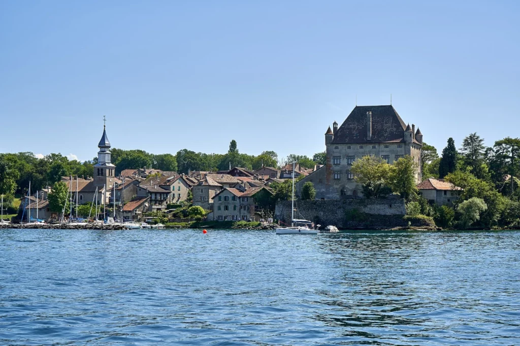 Village d'Yvoire (74) vu depuis le lac Léman